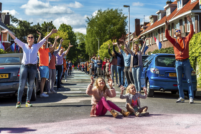 903751 Afbeelding van de viering van Bevrijdingsdag in de Dr. H.Th. s' Jacoblaan te Utrecht, ondanks de maatregelen ...